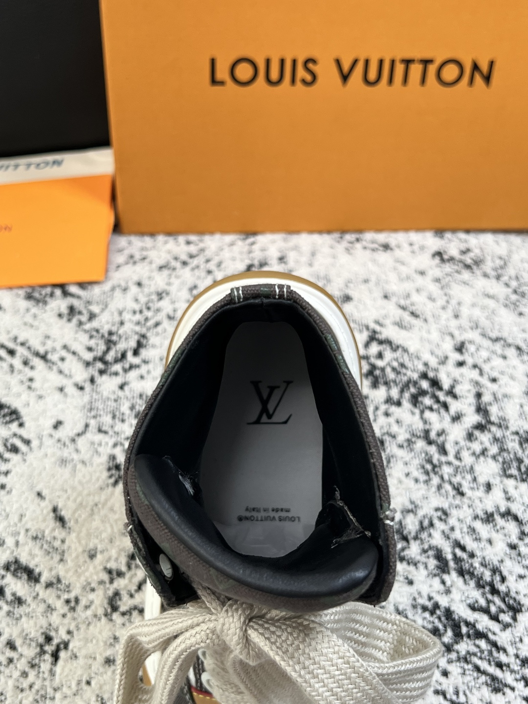 Lv  高品质  顶级工艺品  路易威登，运动板鞋专柜同步，鞋面意大利进口，高品质拼接缤纷色彩复杂工艺品，进口网布里垫柔