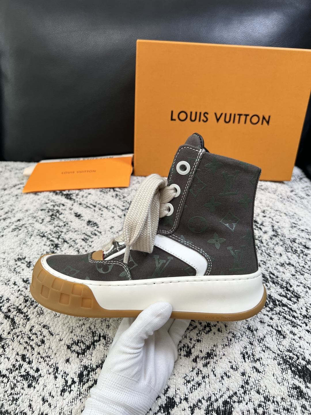 Lv  高品质  顶级工艺品  路易威登，运动板鞋专柜同步，鞋面意大利进口，高品质拼接缤纷色彩复杂工艺品，进口网布里垫柔