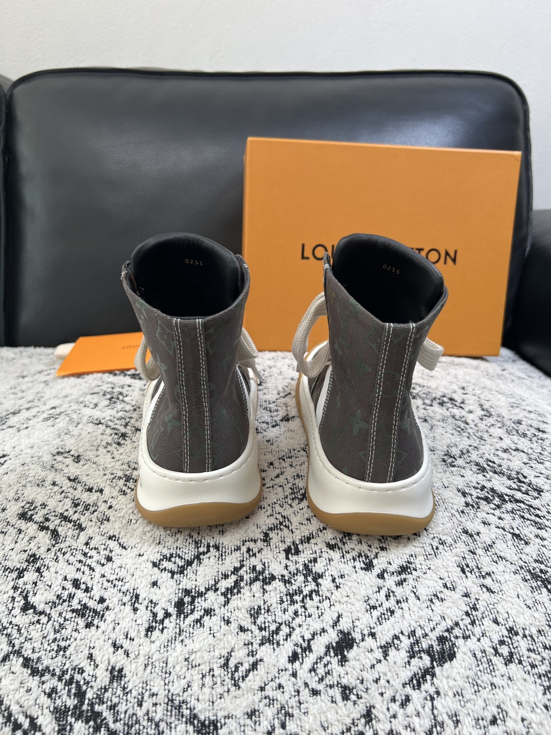 Lv  高品质  顶级工艺品  路易威登，运动板鞋专柜同步，鞋面意大利进口，高品质拼接缤纷色彩复杂工艺品，进口网布里垫柔