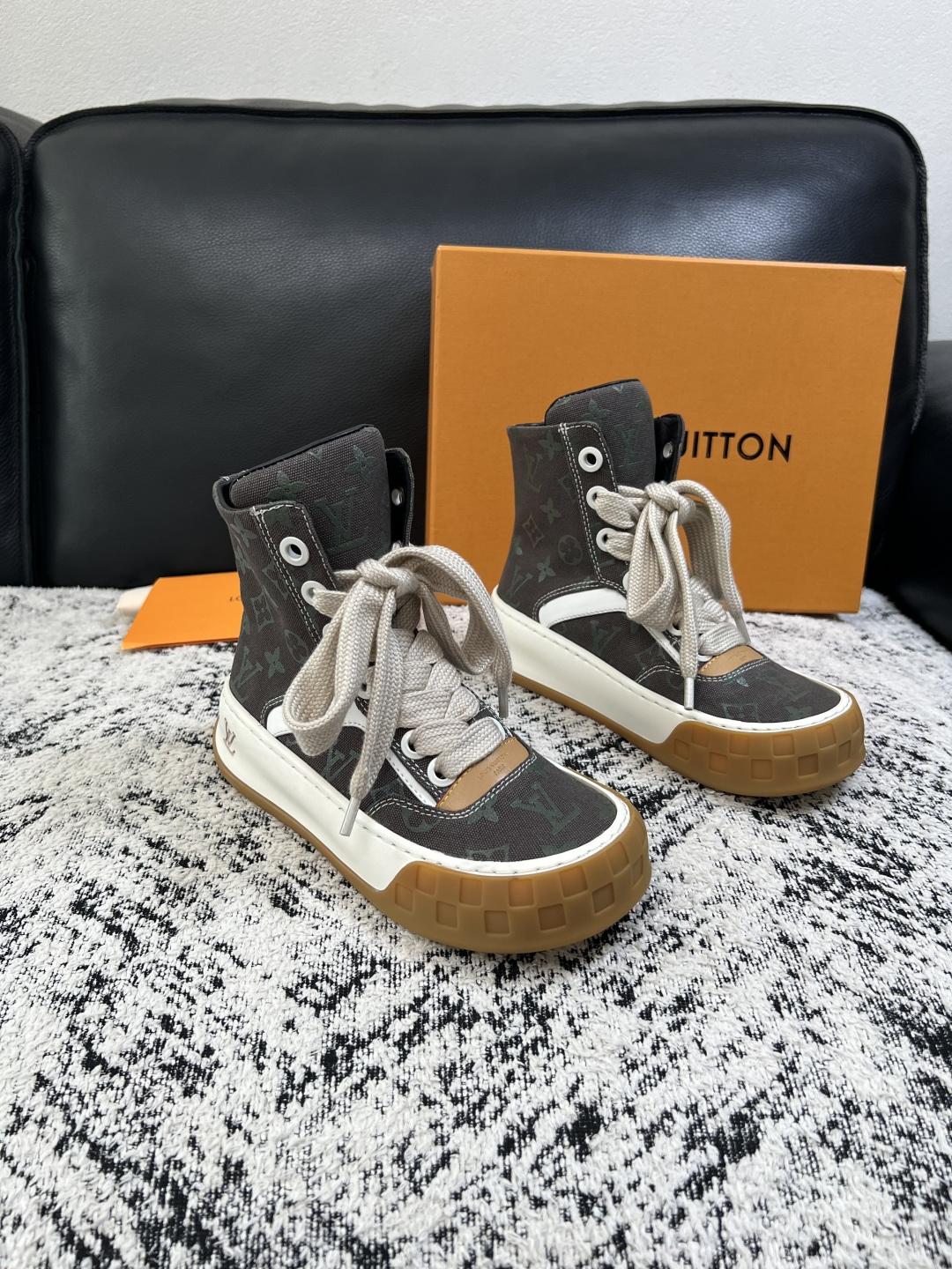 Lv  高品质  顶级工艺品  路易威登，运动板鞋专柜同步，鞋面意大利进口，高品质拼接缤纷色彩复杂工艺品，进口网布里垫柔