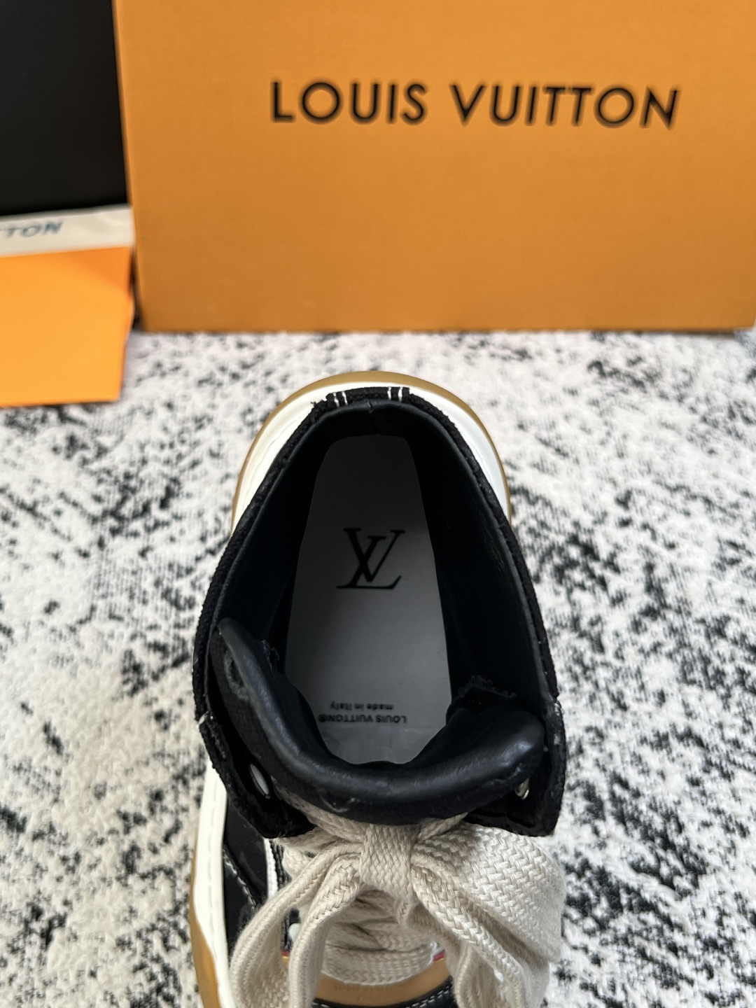 Lv  高品质  顶级工艺品  路易威登，运动板鞋专柜同步，鞋面意大利进口，高品质拼接缤纷色彩复杂工艺品，进口网布里垫柔