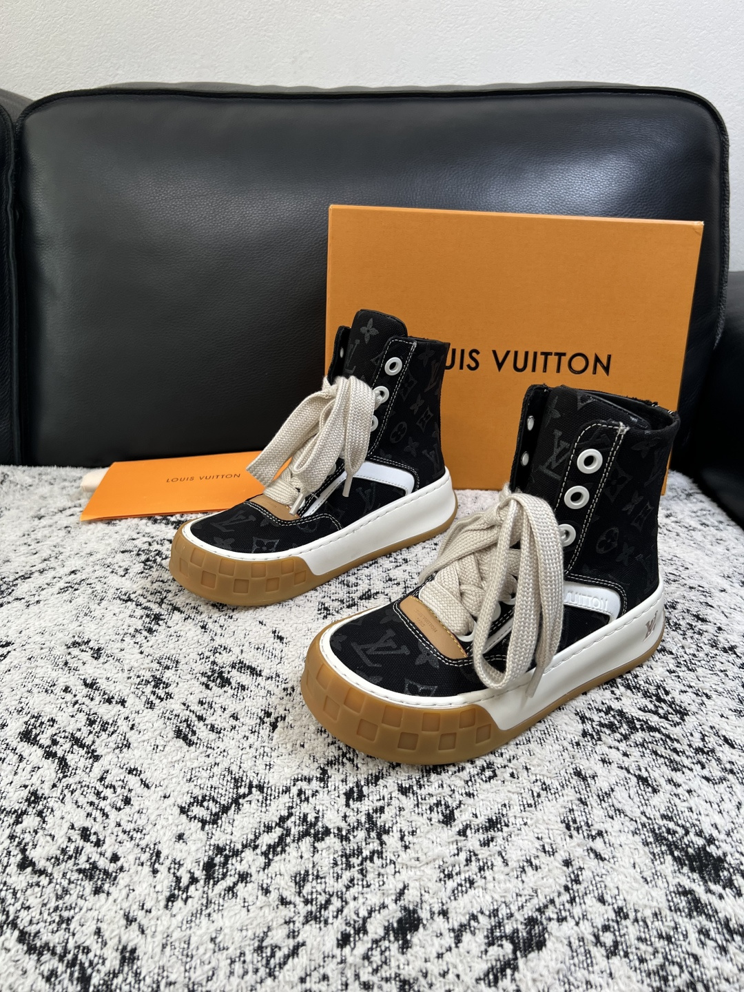 Lv  高品质  顶级工艺品  路易威登，运动板鞋专柜同步，鞋面意大利进口，高品质拼接缤纷色彩复杂工艺品，进口网布里垫柔