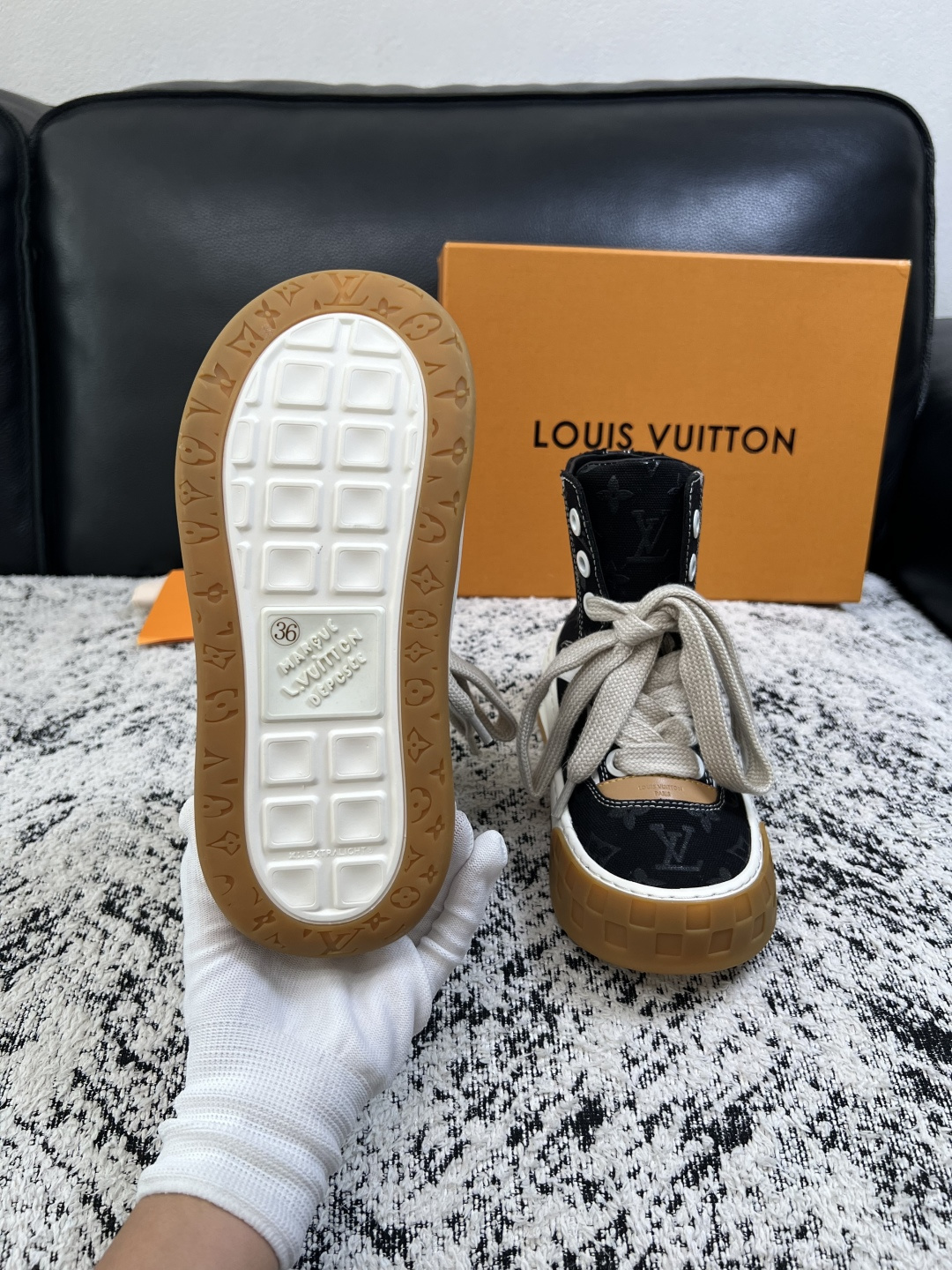 Lv  高品质  顶级工艺品  路易威登，运动板鞋专柜同步，鞋面意大利进口，高品质拼接缤纷色彩复杂工艺品，进口网布里垫柔
