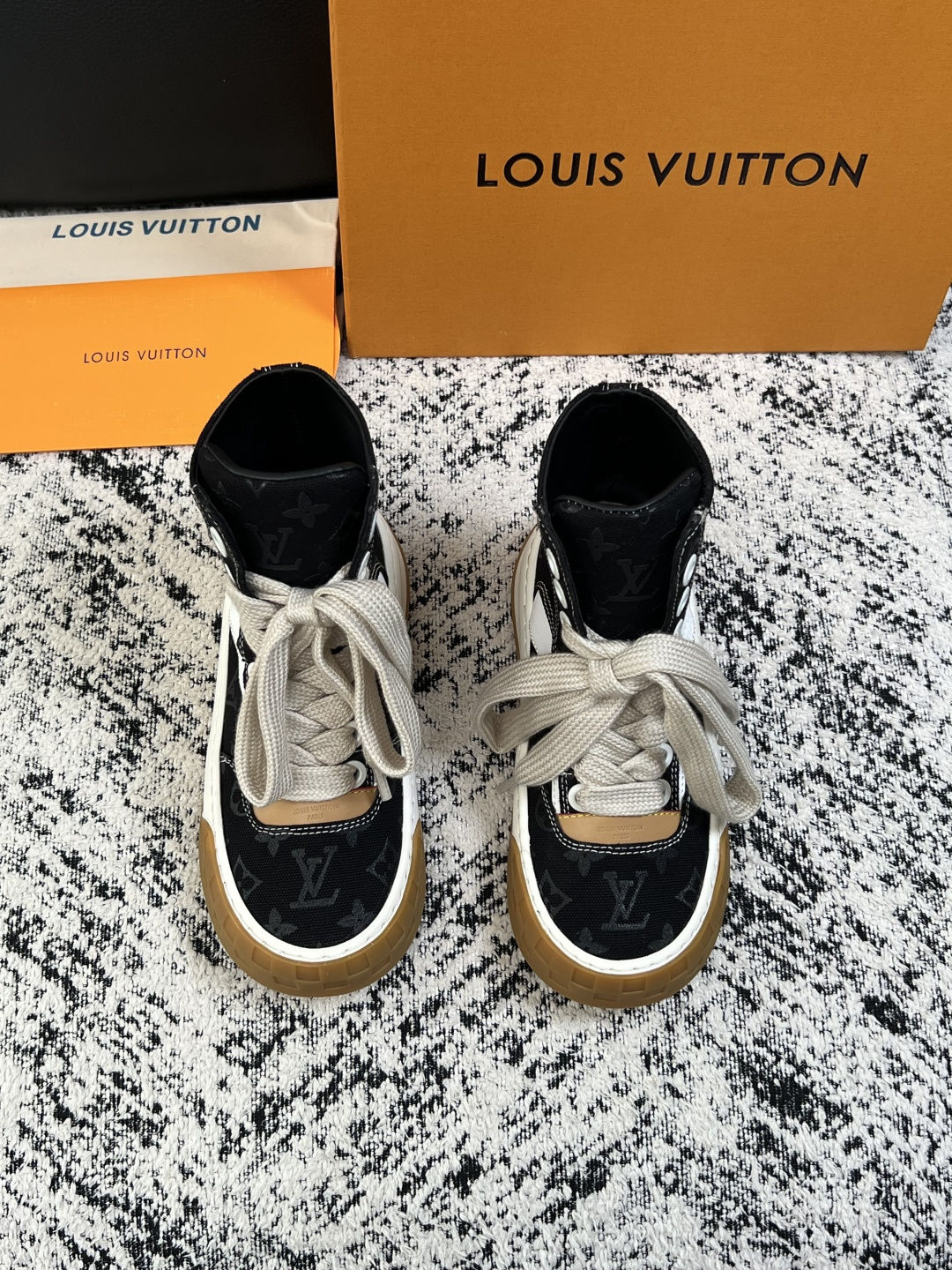 Lv  高品质  顶级工艺品  路易威登，运动板鞋专柜同步，鞋面意大利进口，高品质拼接缤纷色彩复杂工艺品，进口网布里垫柔