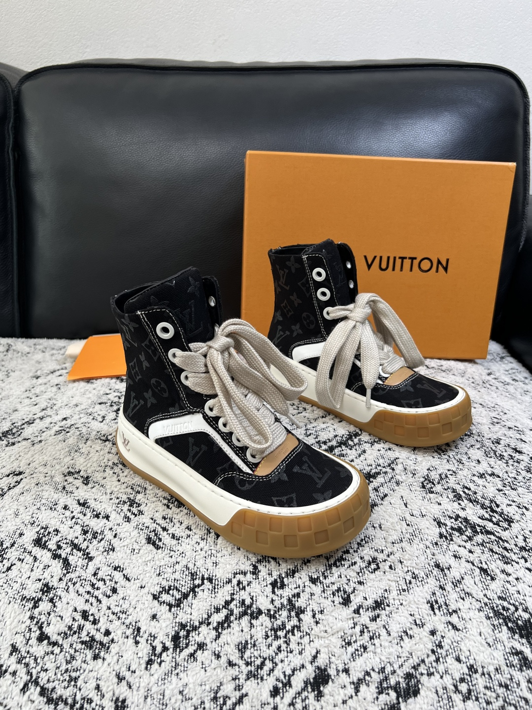 Lv  高品质  顶级工艺品  路易威登，运动板鞋专柜同步，鞋面意大利进口，高品质拼接缤纷色彩复杂工艺品，进口网布里垫柔