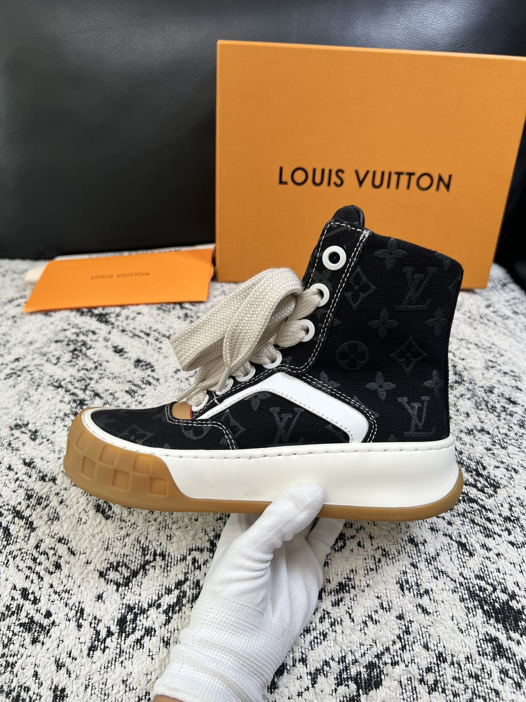 Lv  高品质  顶级工艺品  路易威登，运动板鞋专柜同步，鞋面意大利进口，高品质拼接缤纷色彩复杂工艺品，进口网布里垫柔