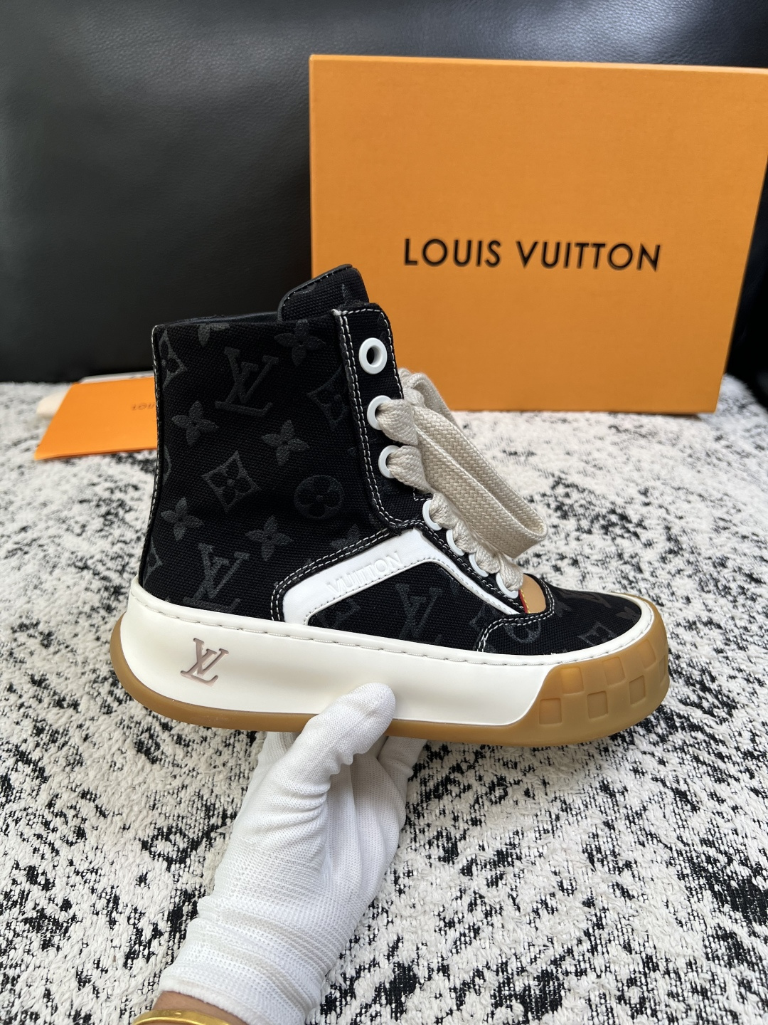 Lv  高品质  顶级工艺品  路易威登，运动板鞋专柜同步，鞋面意大利进口，高品质拼接缤纷色彩复杂工艺品，进口网布里垫柔