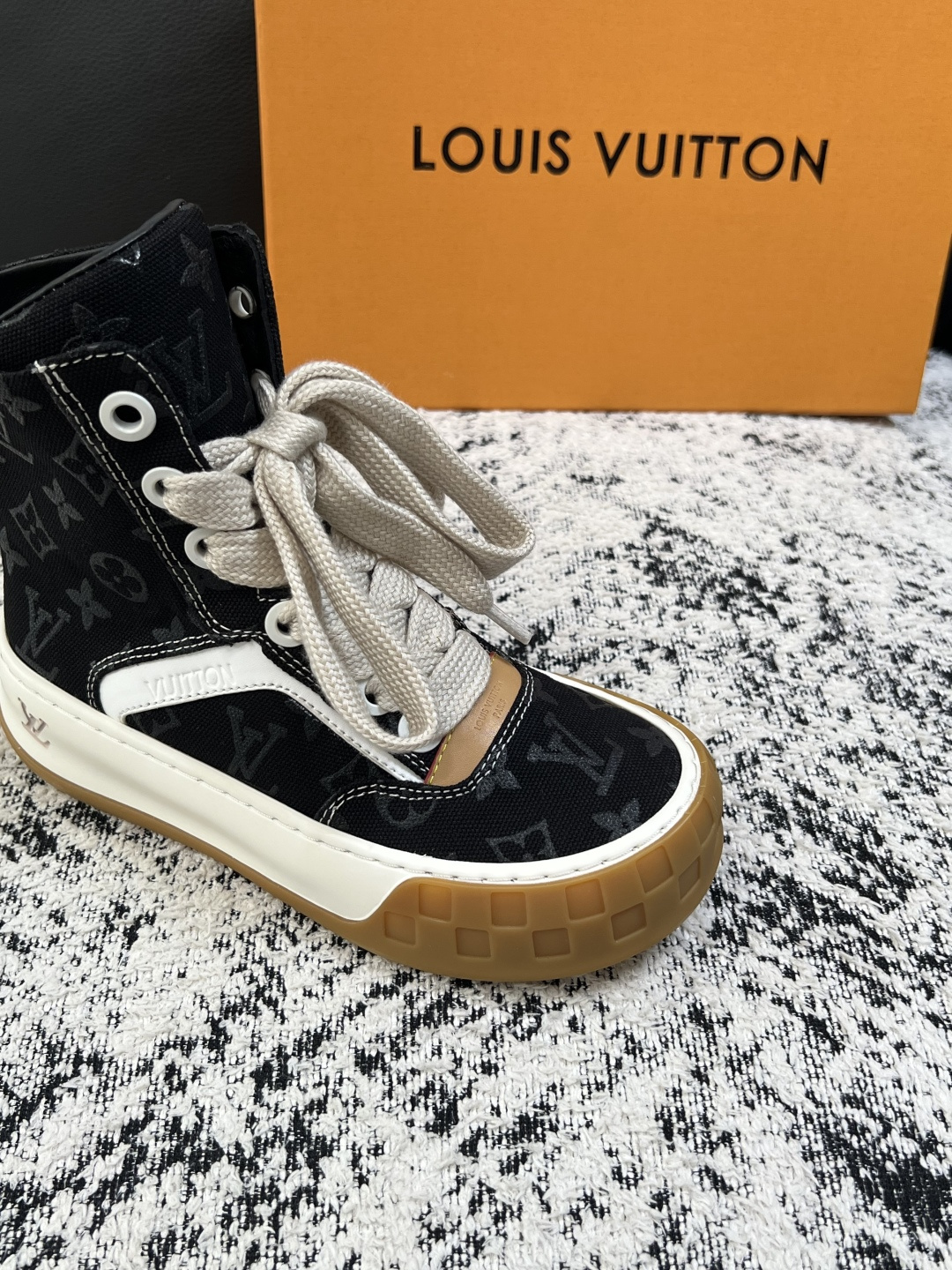 Lv  高品质  顶级工艺品  路易威登，运动板鞋专柜同步，鞋面意大利进口，高品质拼接缤纷色彩复杂工艺品，进口网布里垫柔