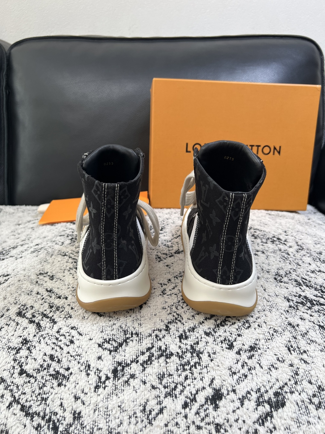 Lv  高品质  顶级工艺品  路易威登，运动板鞋专柜同步，鞋面意大利进口，高品质拼接缤纷色彩复杂工艺品，进口网布里垫柔