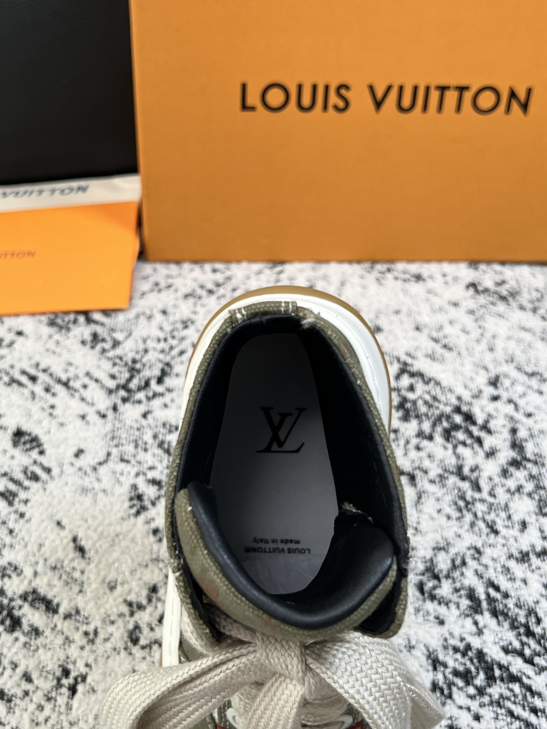 Lv  高品质  顶级工艺品  路易威登，运动板鞋专柜同步，鞋面意大利进口，高品质拼接缤纷色彩复杂工艺品，进口网布里垫柔