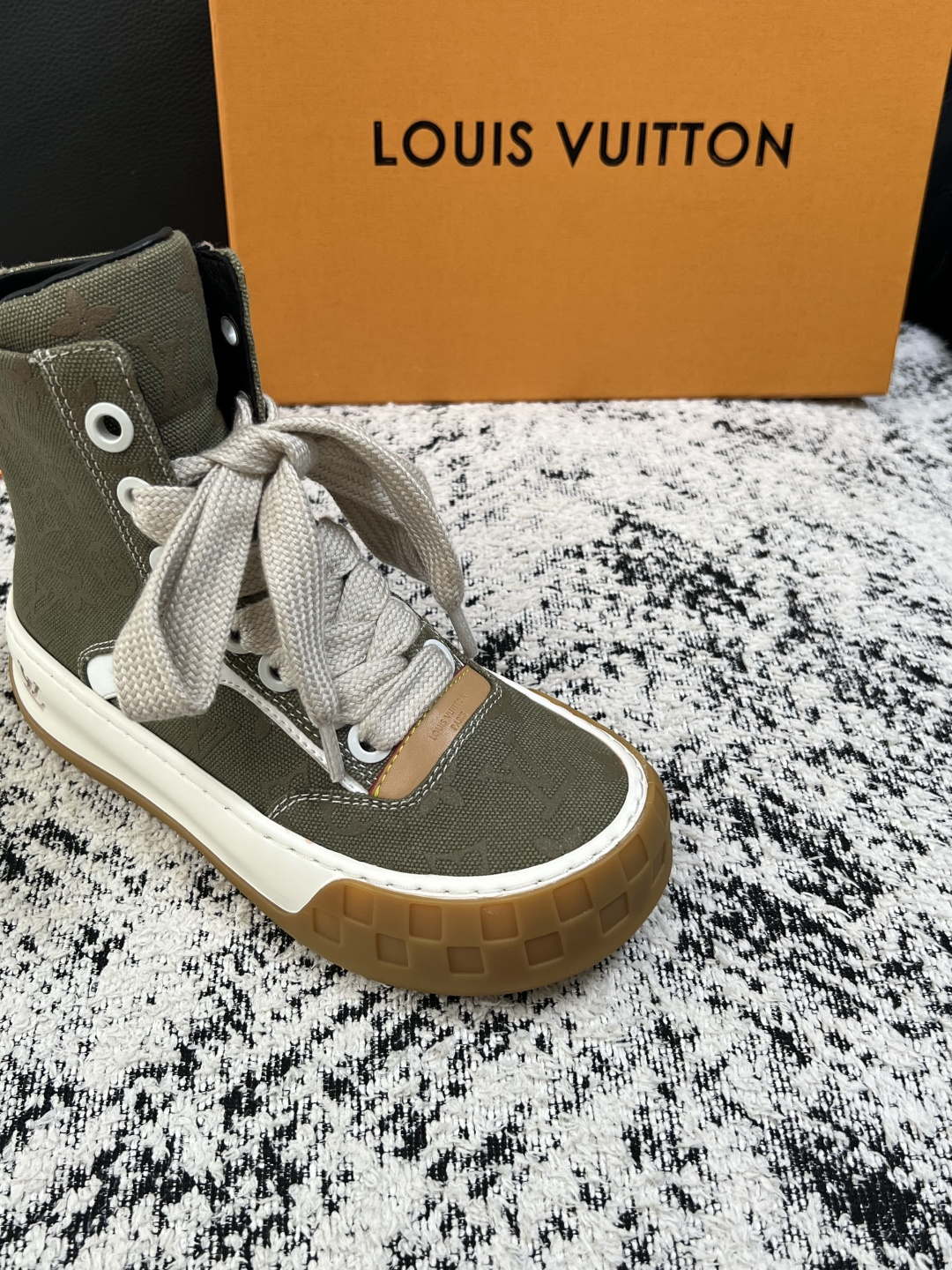 Lv  高品质  顶级工艺品  路易威登，运动板鞋专柜同步，鞋面意大利进口，高品质拼接缤纷色彩复杂工艺品，进口网布里垫柔