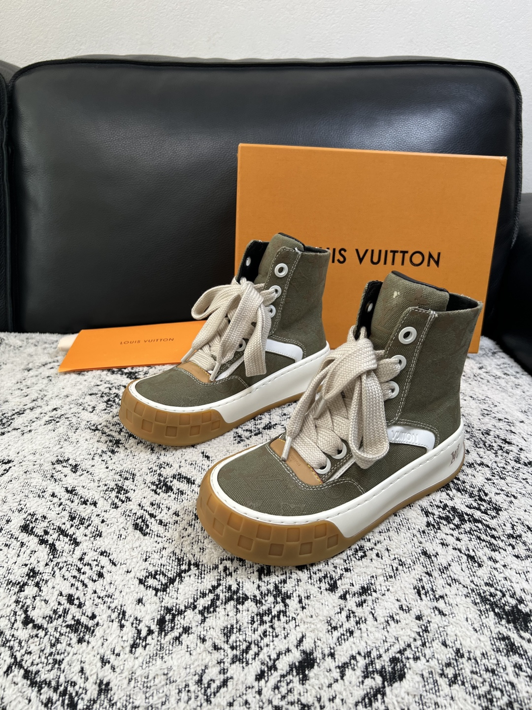 Lv  高品质  顶级工艺品  路易威登，运动板鞋专柜同步，鞋面意大利进口，高品质拼接缤纷色彩复杂工艺品，进口网布里垫柔