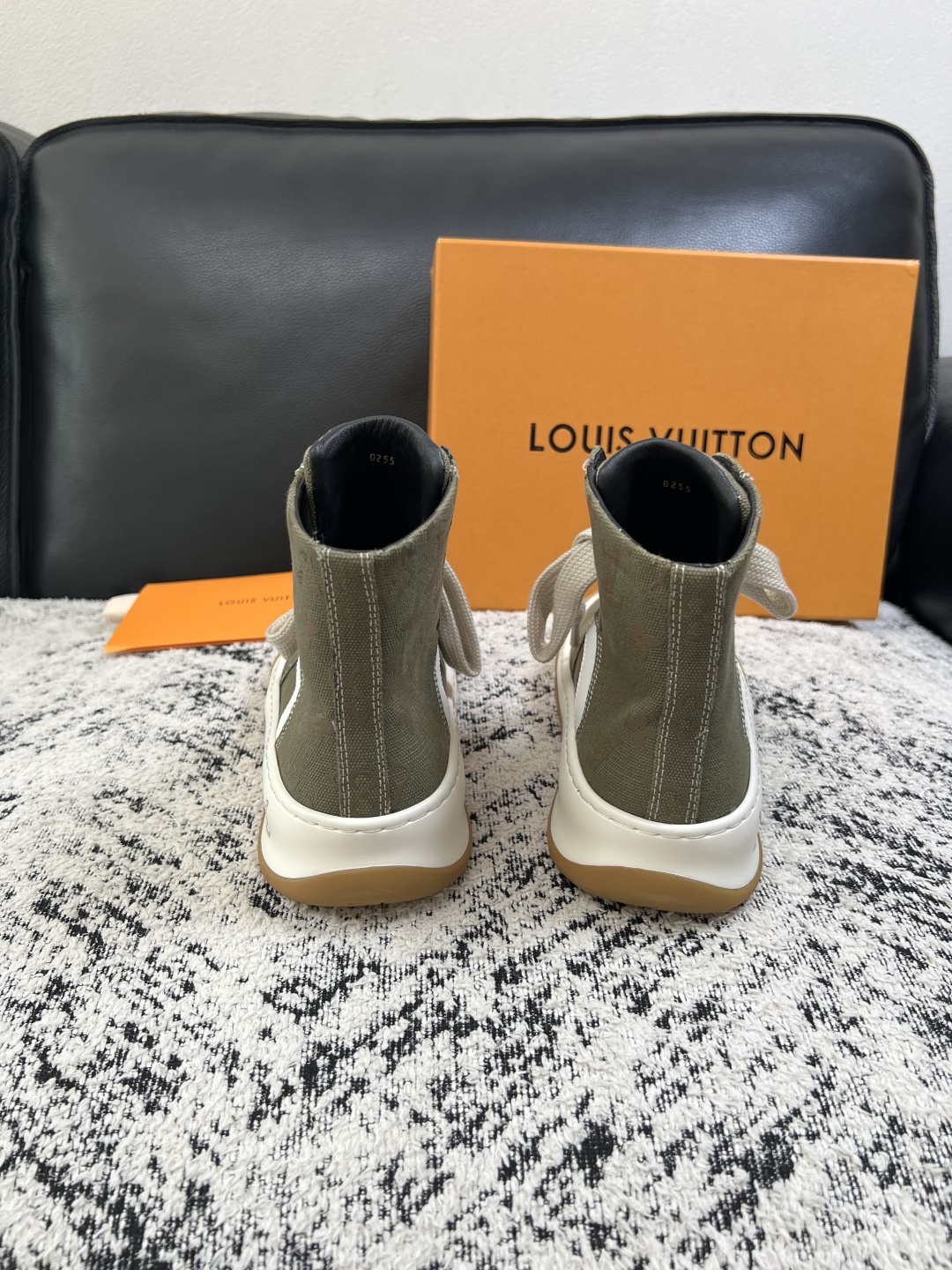 Lv  高品质  顶级工艺品  路易威登，运动板鞋专柜同步，鞋面意大利进口，高品质拼接缤纷色彩复杂工艺品，进口网布里垫柔