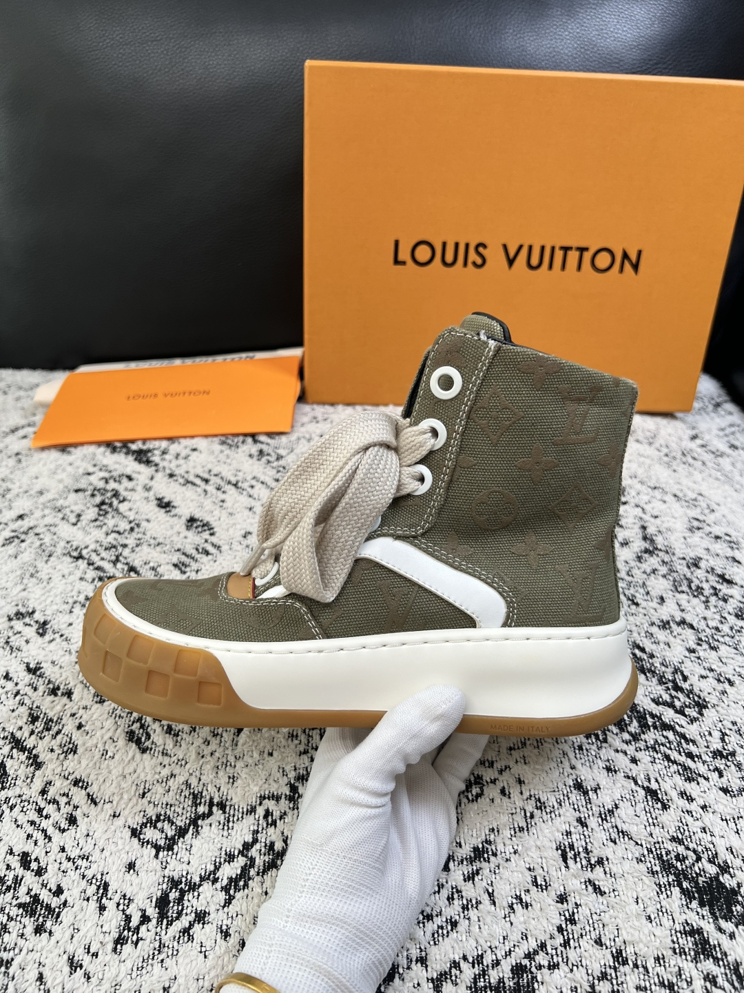 Lv  高品质  顶级工艺品  路易威登，运动板鞋专柜同步，鞋面意大利进口，高品质拼接缤纷色彩复杂工艺品，进口网布里垫柔