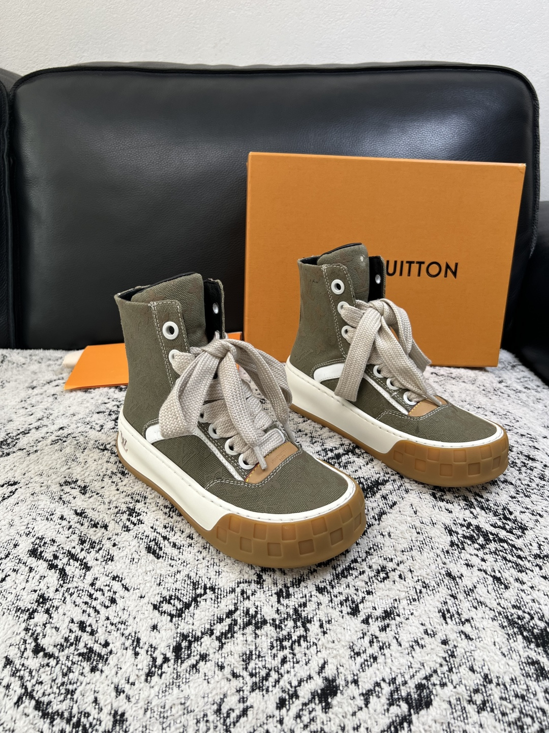 Lv  高品质  顶级工艺品  路易威登，运动板鞋专柜同步，鞋面意大利进口，高品质拼接缤纷色彩复杂工艺品，进口网布里垫柔