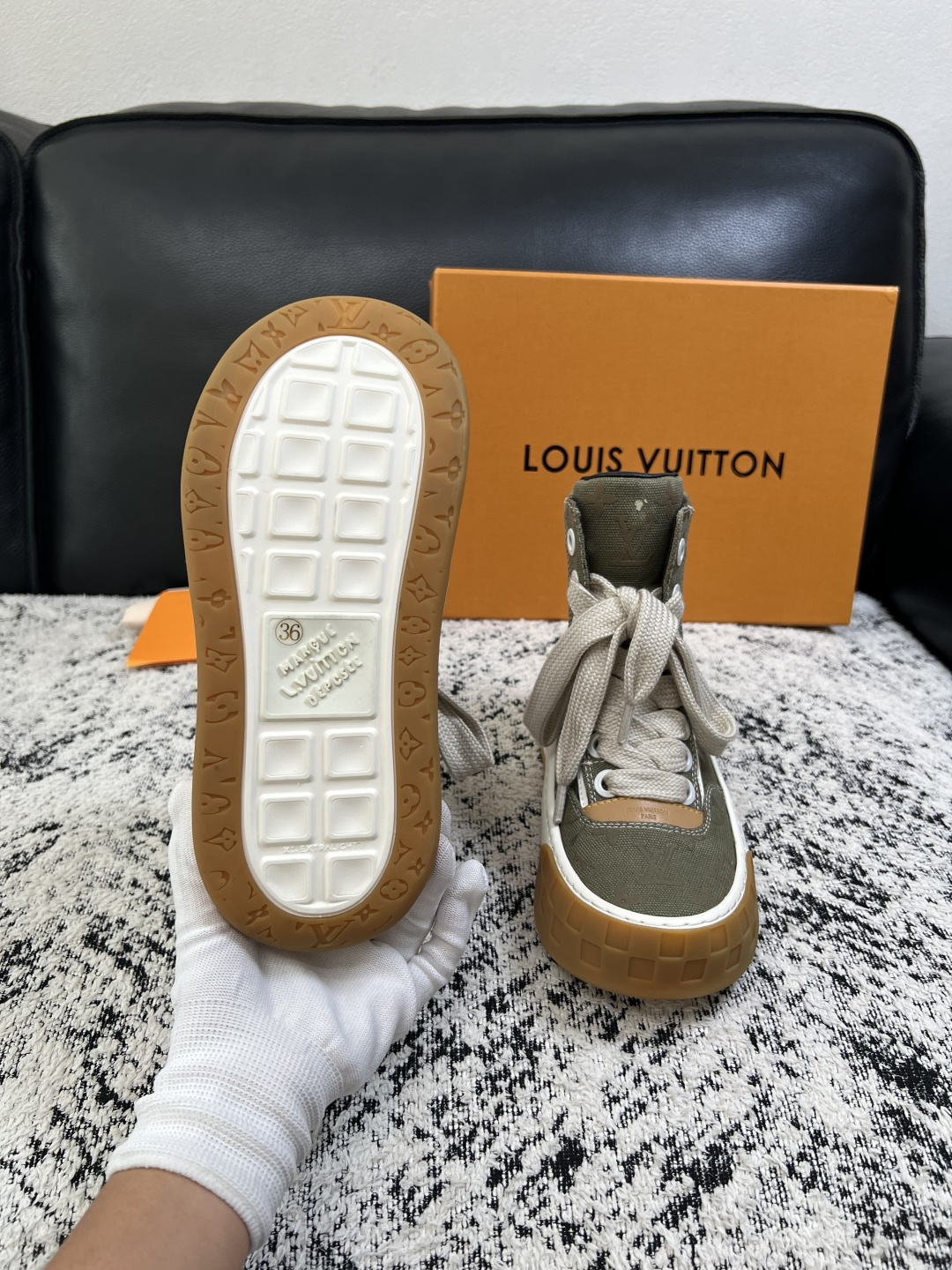 Lv  高品质  顶级工艺品  路易威登，运动板鞋专柜同步，鞋面意大利进口，高品质拼接缤纷色彩复杂工艺品，进口网布里垫柔