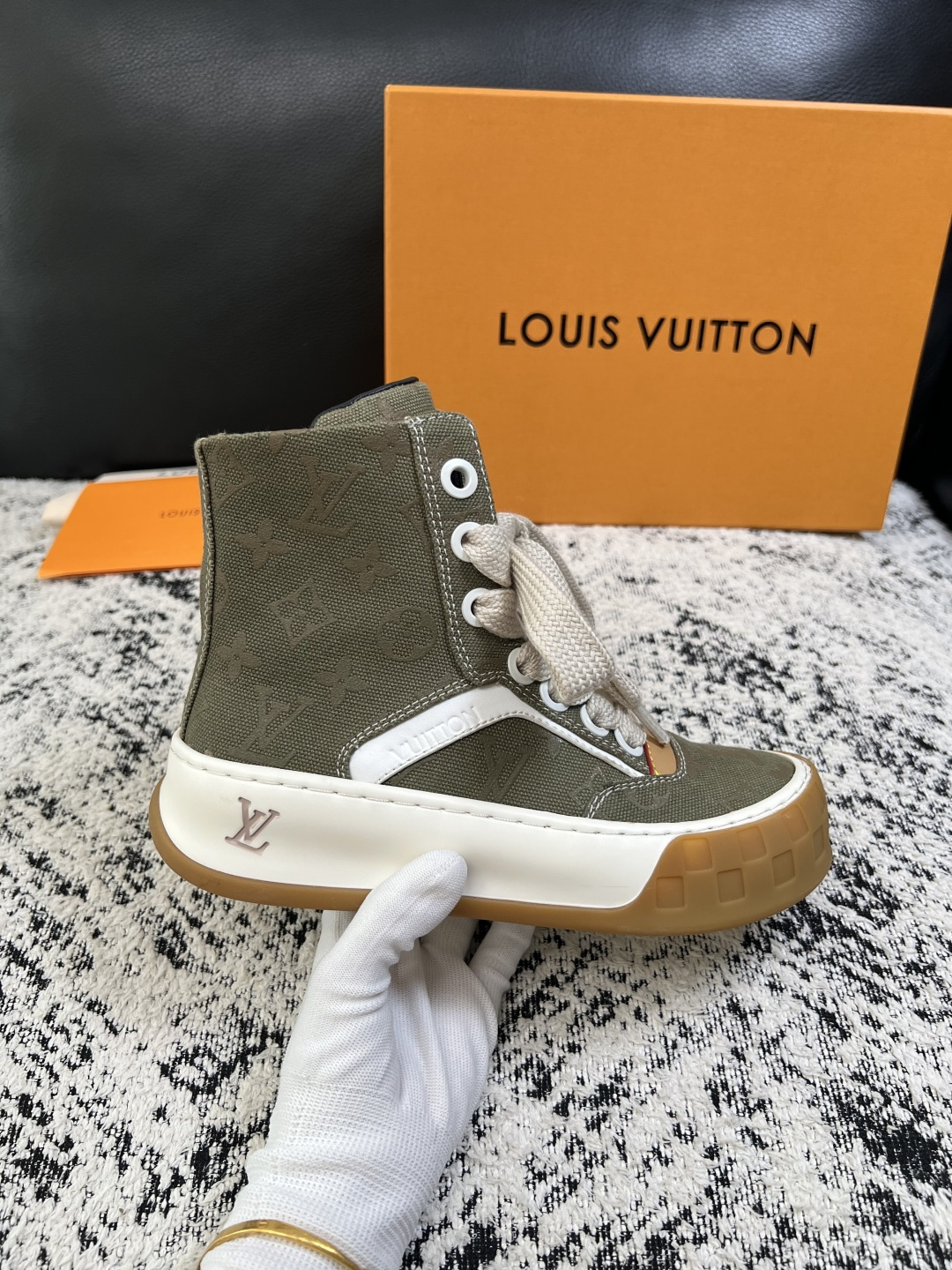 Lv  高品质  顶级工艺品  路易威登，运动板鞋专柜同步，鞋面意大利进口，高品质拼接缤纷色彩复杂工艺品，进口网布里垫柔