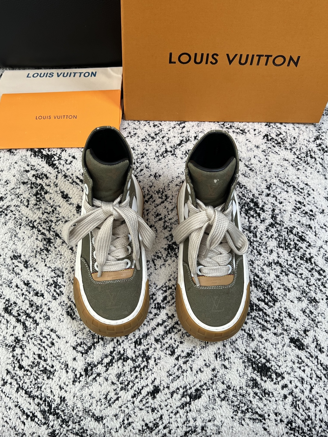 Lv  高品质  顶级工艺品  路易威登，运动板鞋专柜同步，鞋面意大利进口，高品质拼接缤纷色彩复杂工艺品，进口网布里垫柔