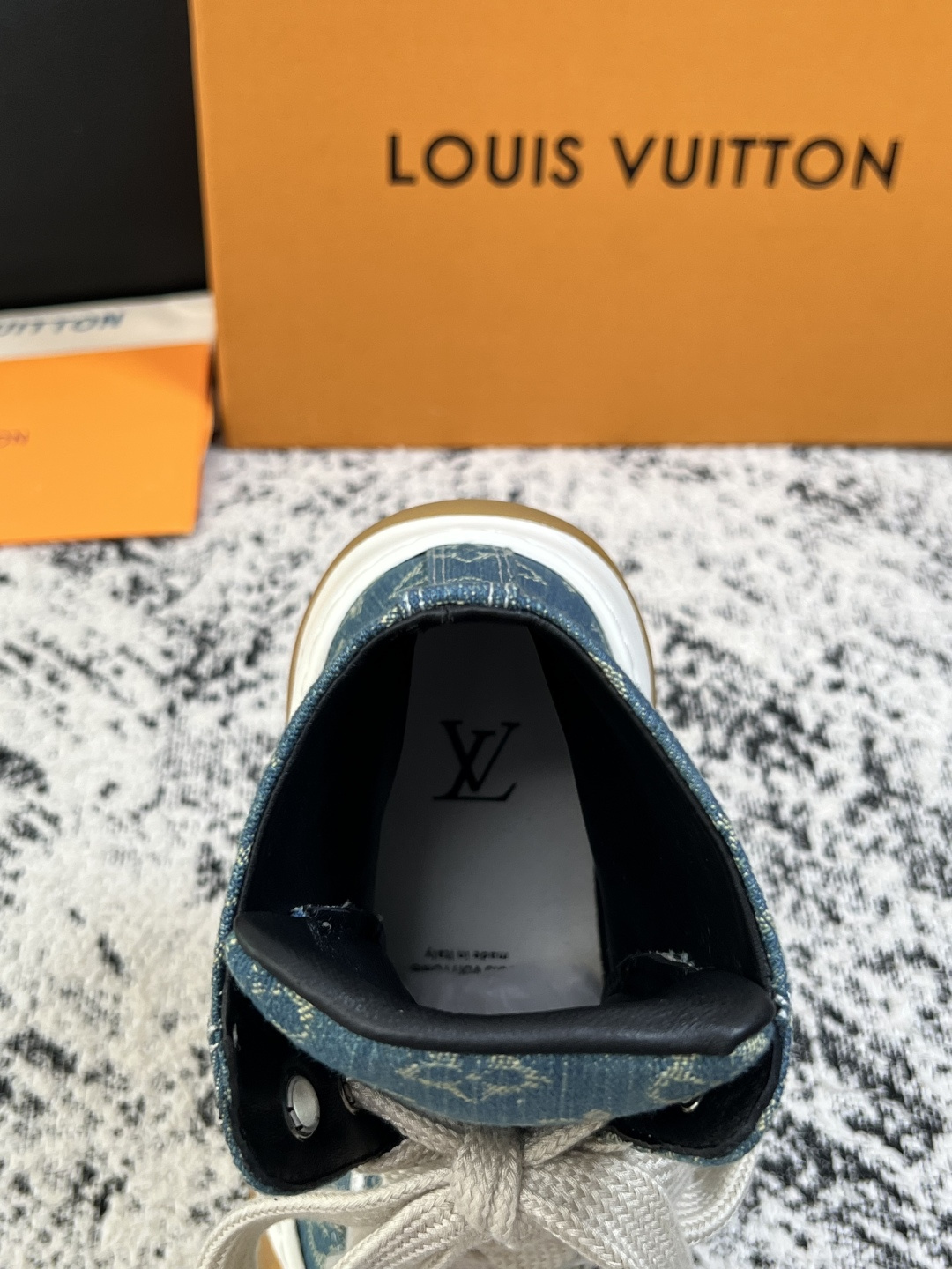 Lv  高品质  顶级工艺品  路易威登，运动板鞋专柜同步，鞋面意大利进口，高品质拼接缤纷色彩复杂工艺品，进口网布里垫柔