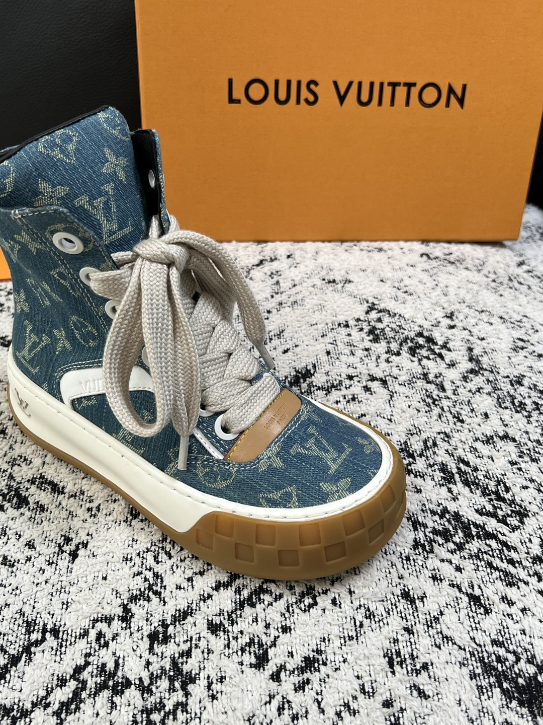 Lv  高品质  顶级工艺品  路易威登，运动板鞋专柜同步，鞋面意大利进口，高品质拼接缤纷色彩复杂工艺品，进口网布里垫柔