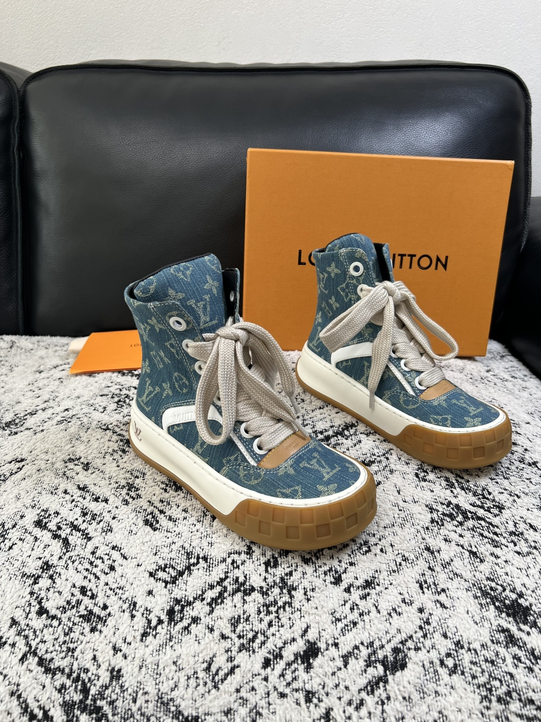 Lv  高品质  顶级工艺品  路易威登，运动板鞋专柜同步，鞋面意大利进口，高品质拼接缤纷色彩复杂工艺品，进口网布里垫柔