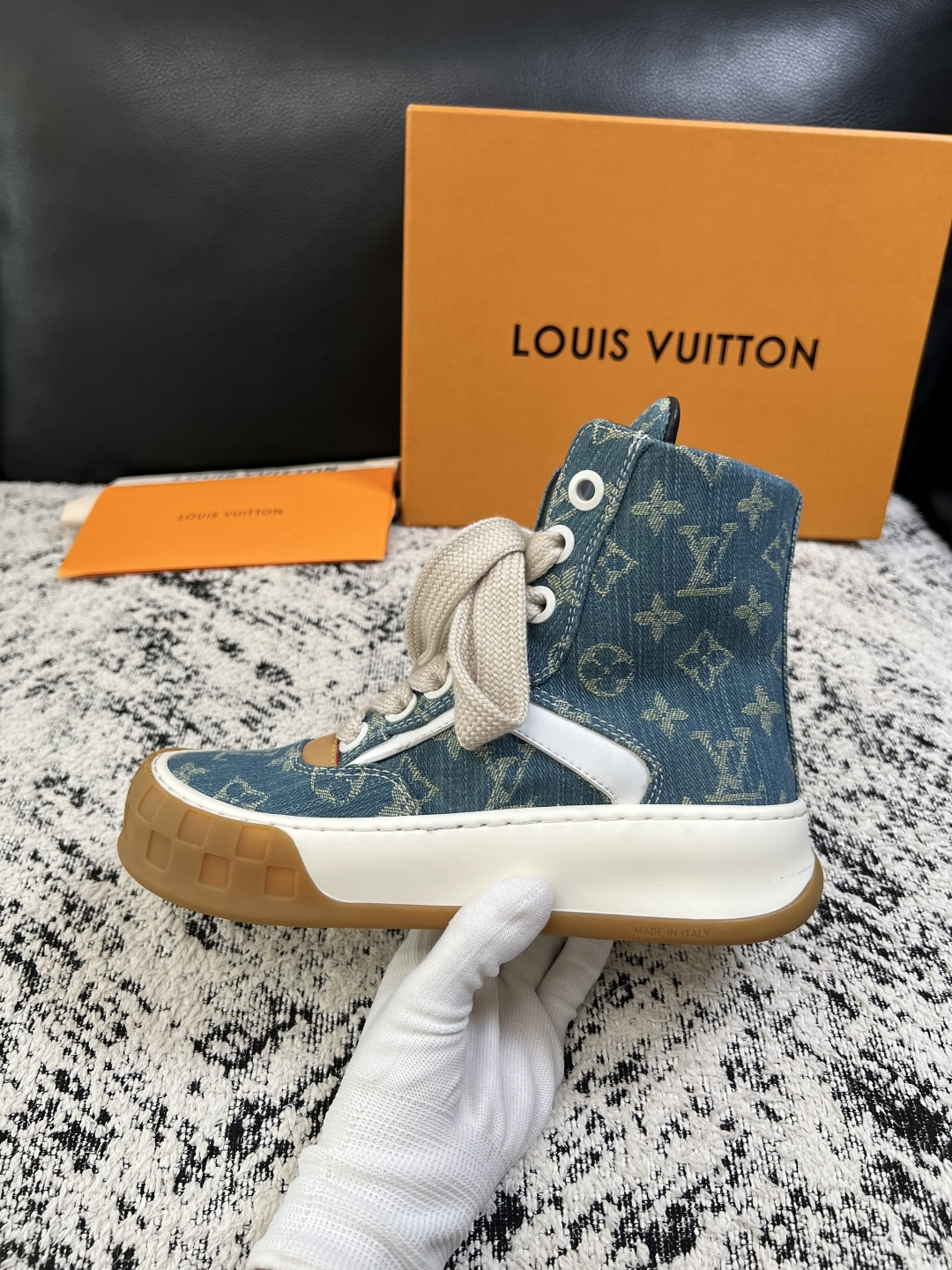 Lv  高品质  顶级工艺品  路易威登，运动板鞋专柜同步，鞋面意大利进口，高品质拼接缤纷色彩复杂工艺品，进口网布里垫柔