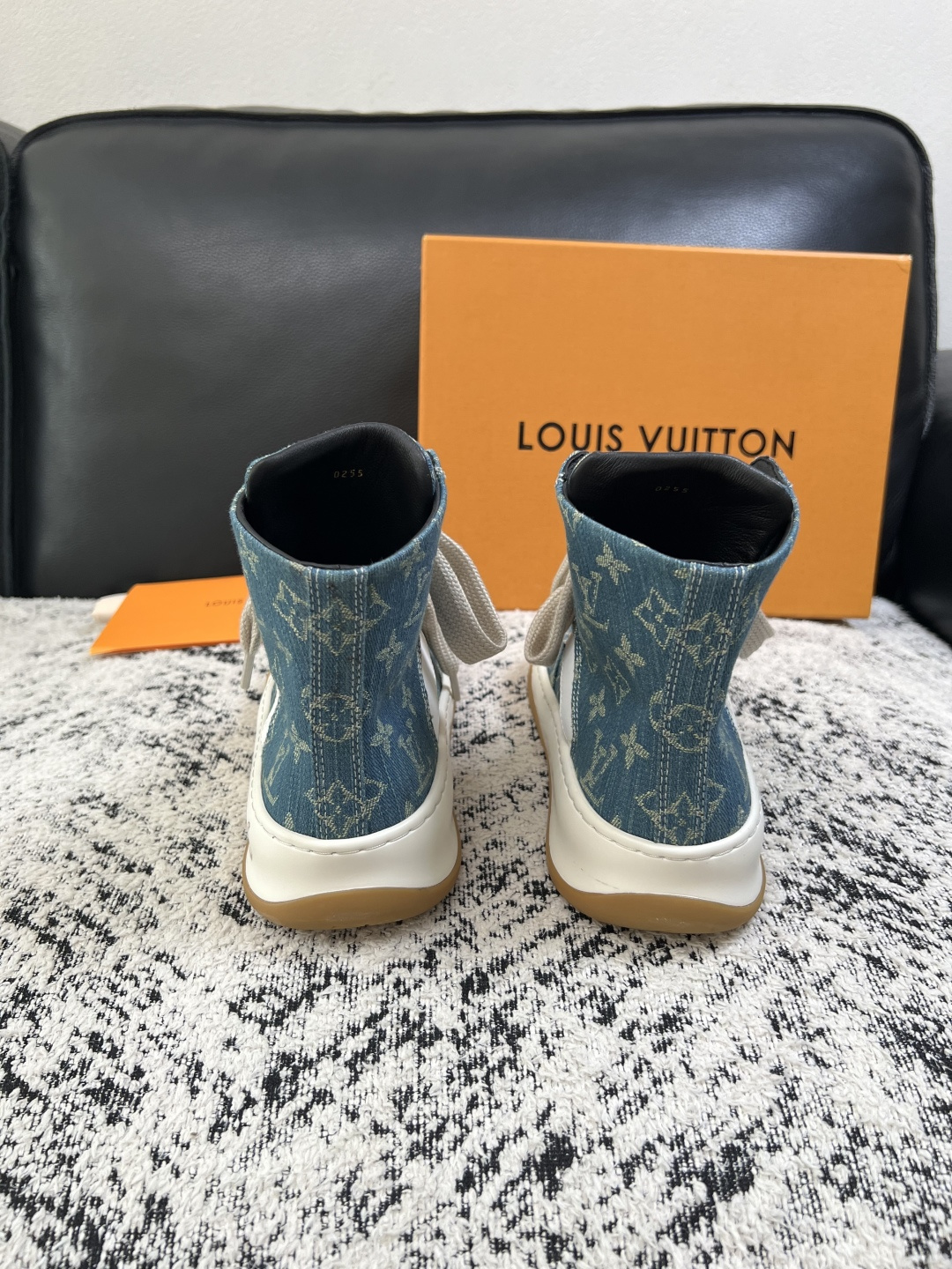 Lv  高品质  顶级工艺品  路易威登，运动板鞋专柜同步，鞋面意大利进口，高品质拼接缤纷色彩复杂工艺品，进口网布里垫柔