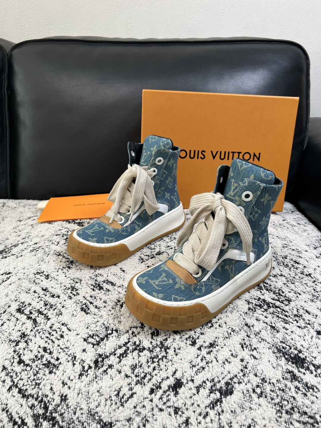 Lv  高品质  顶级工艺品  路易威登，运动板鞋专柜同步，鞋面意大利进口，高品质拼接缤纷色彩复杂工艺品，进口网布里垫柔