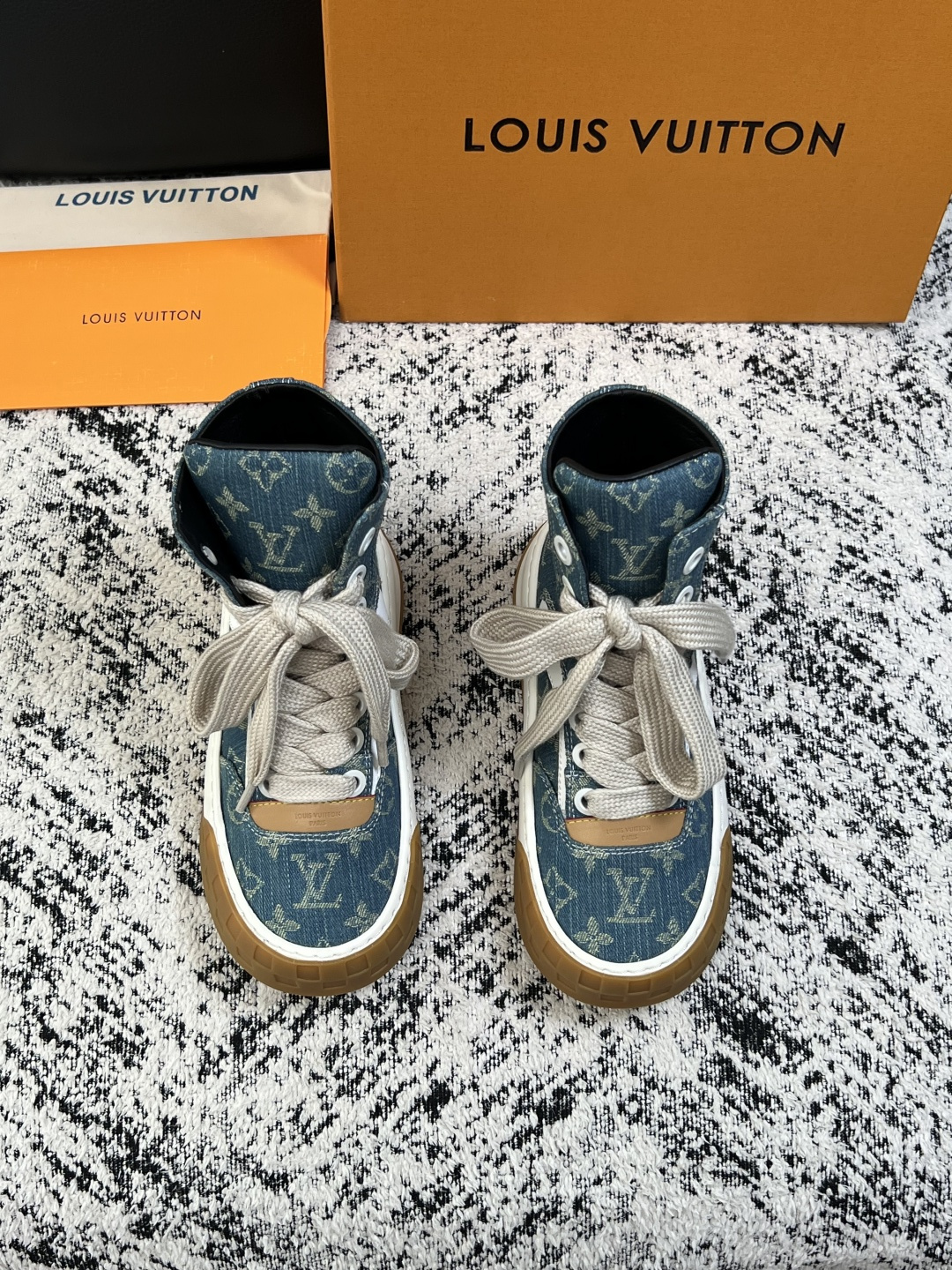 Lv  高品质  顶级工艺品  路易威登，运动板鞋专柜同步，鞋面意大利进口，高品质拼接缤纷色彩复杂工艺品，进口网布里垫柔