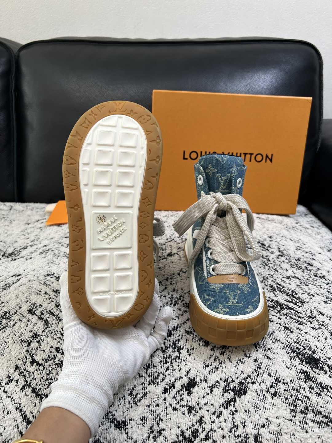 Lv  高品质  顶级工艺品  路易威登，运动板鞋专柜同步，鞋面意大利进口，高品质拼接缤纷色彩复杂工艺品，进口网布里垫柔