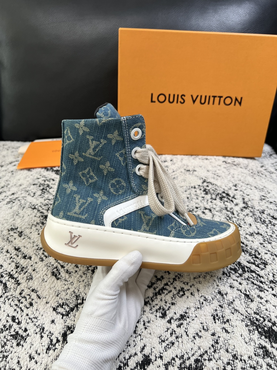 Lv  高品质  顶级工艺品  路易威登，运动板鞋专柜同步，鞋面意大利进口，高品质拼接缤纷色彩复杂工艺品，进口网布里垫柔