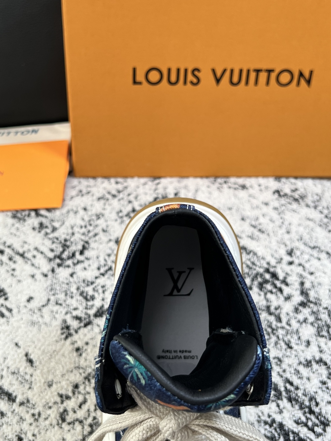 Lv  高品质  顶级工艺品  路易威登，运动板鞋专柜同步，鞋面意大利进口，高品质拼接缤纷色彩复杂工艺品，进口网布里垫柔