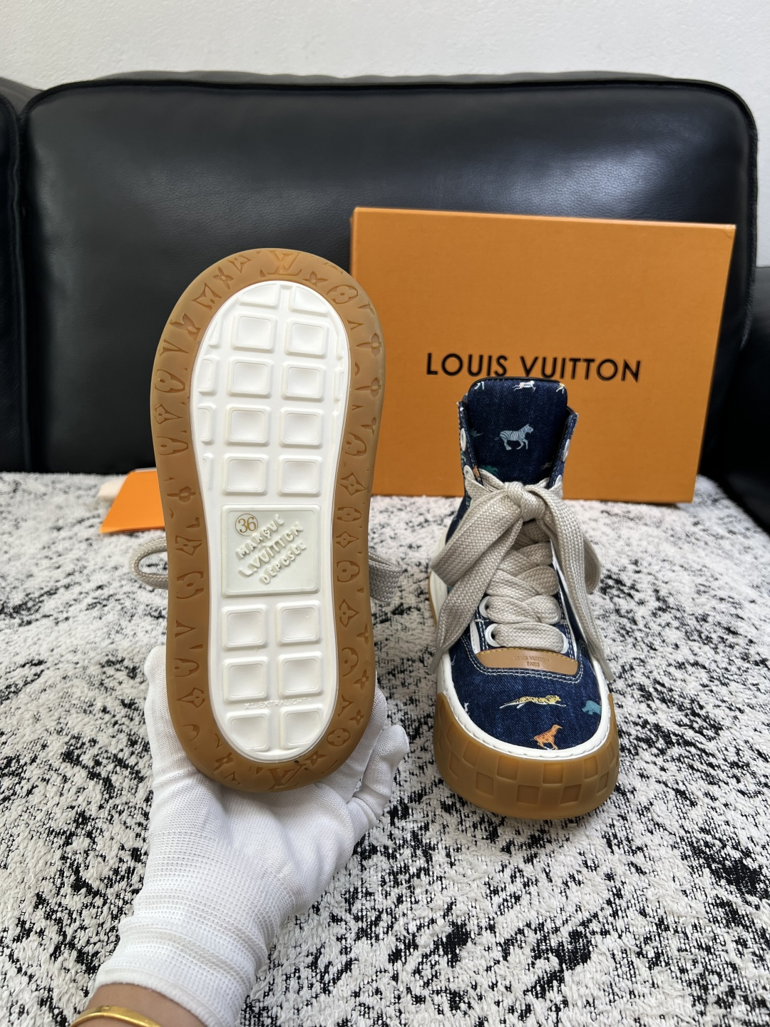 Lv  高品质  顶级工艺品  路易威登，运动板鞋专柜同步，鞋面意大利进口，高品质拼接缤纷色彩复杂工艺品，进口网布里垫柔