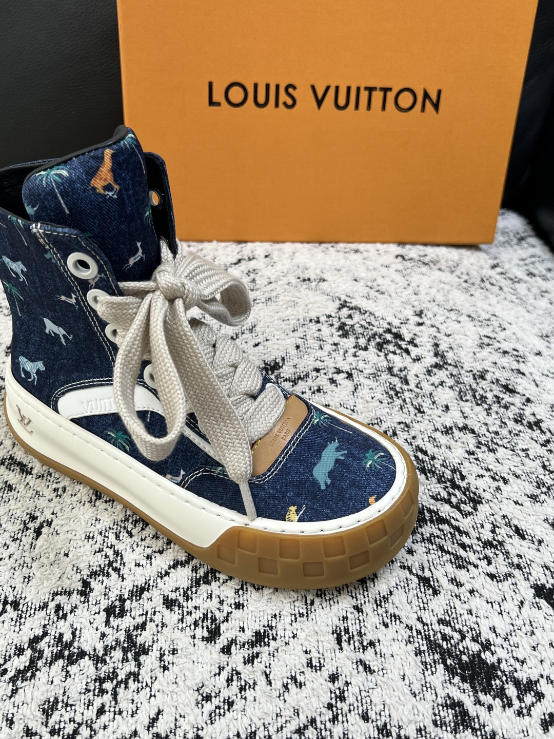 Lv  高品质  顶级工艺品  路易威登，运动板鞋专柜同步，鞋面意大利进口，高品质拼接缤纷色彩复杂工艺品，进口网布里垫柔