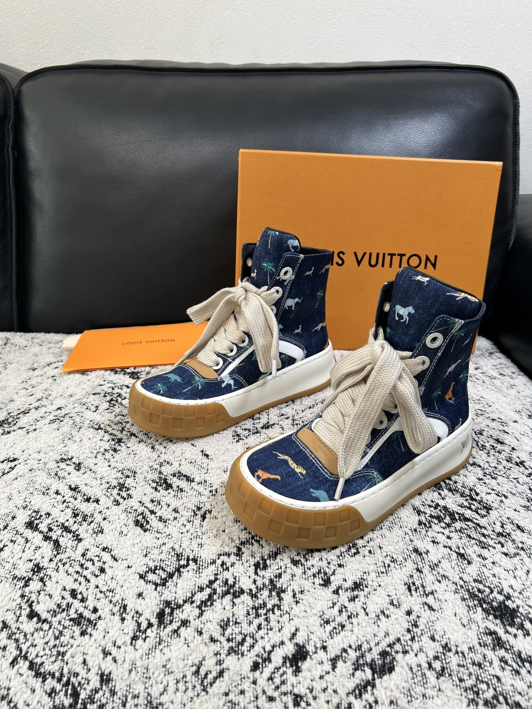 Lv  高品质  顶级工艺品  路易威登，运动板鞋专柜同步，鞋面意大利进口，高品质拼接缤纷色彩复杂工艺品，进口网布里垫柔