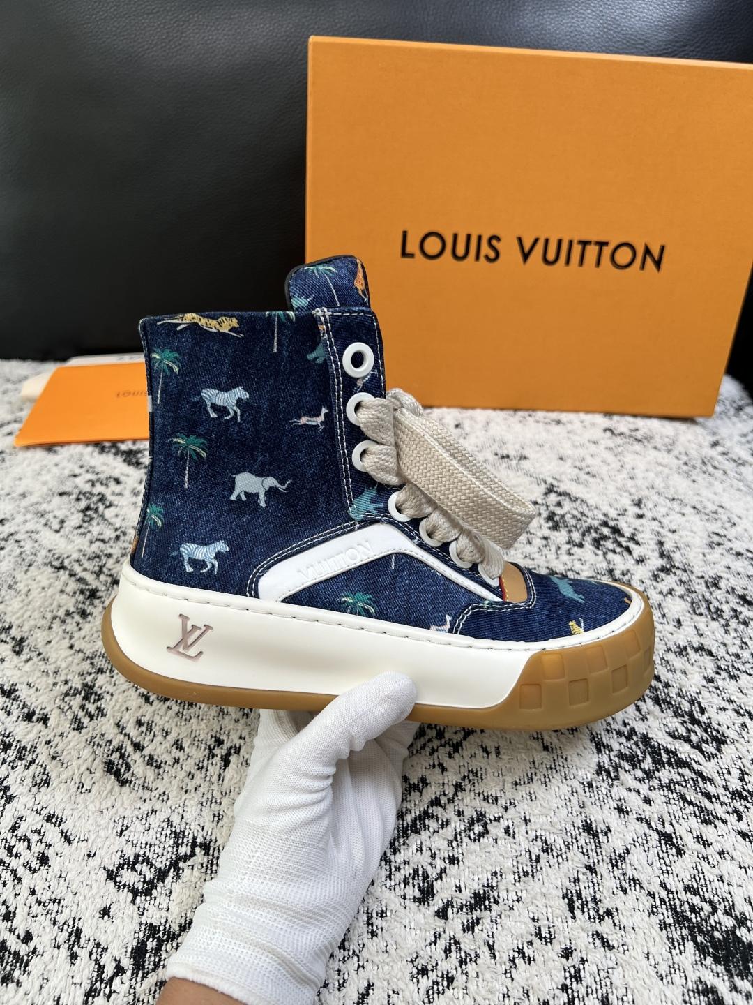 Lv  高品质  顶级工艺品  路易威登，运动板鞋专柜同步，鞋面意大利进口，高品质拼接缤纷色彩复杂工艺品，进口网布里垫柔