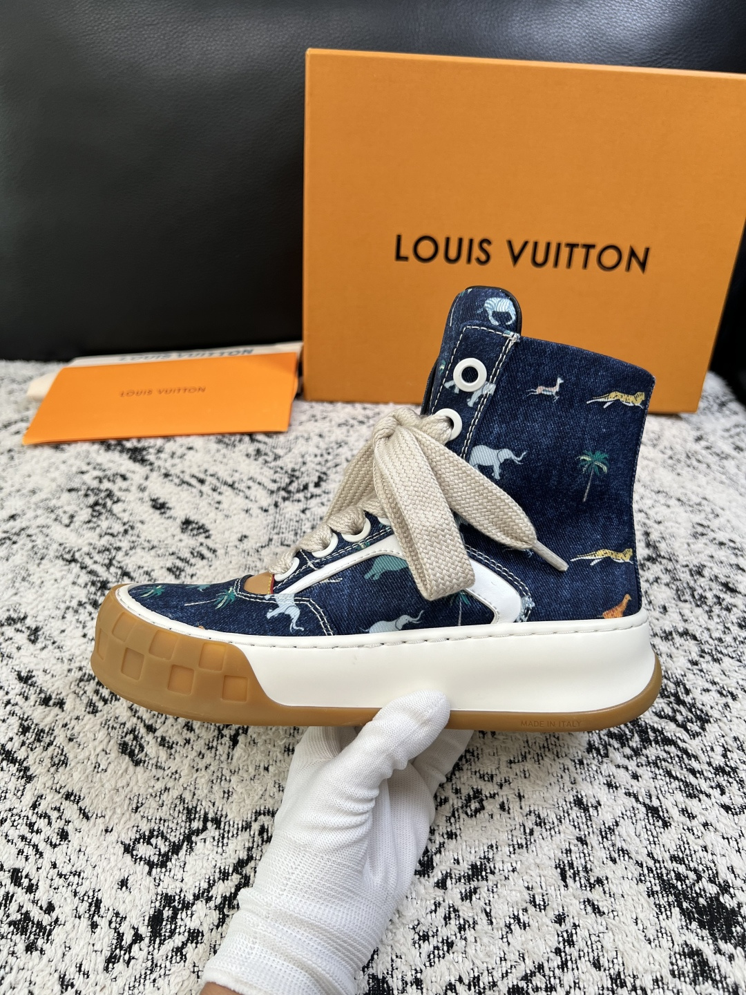 Lv  高品质  顶级工艺品  路易威登，运动板鞋专柜同步，鞋面意大利进口，高品质拼接缤纷色彩复杂工艺品，进口网布里垫柔