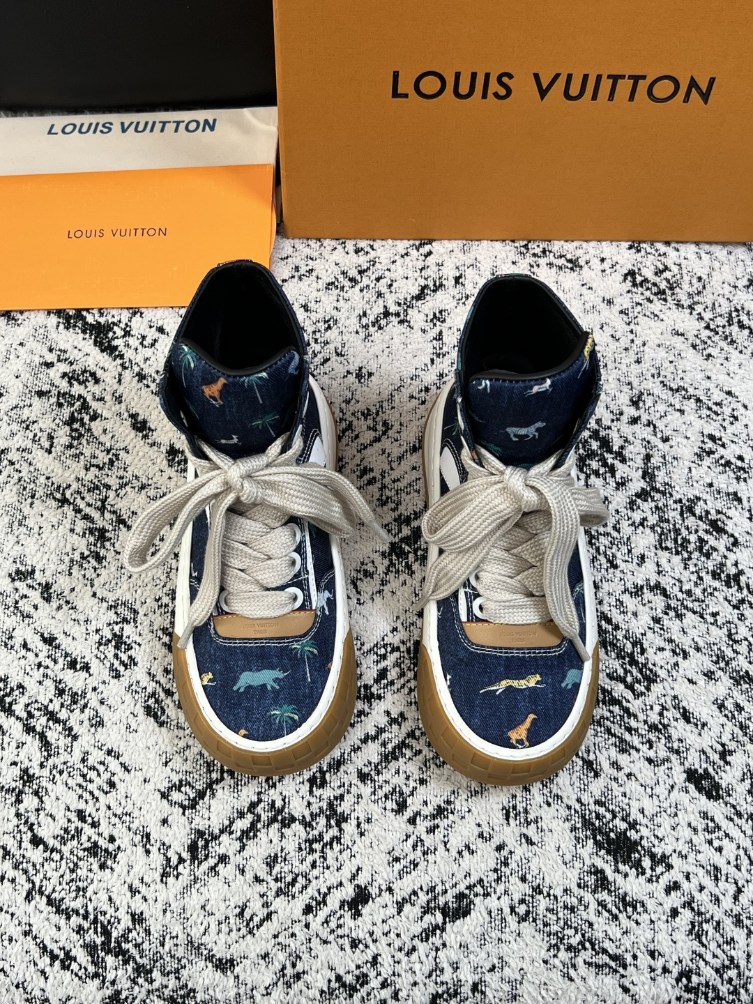 Lv  高品质  顶级工艺品  路易威登，运动板鞋专柜同步，鞋面意大利进口，高品质拼接缤纷色彩复杂工艺品，进口网布里垫柔