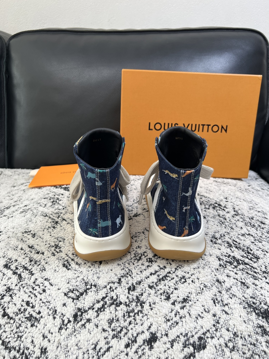 Lv  高品质  顶级工艺品  路易威登，运动板鞋专柜同步，鞋面意大利进口，高品质拼接缤纷色彩复杂工艺品，进口网布里垫柔