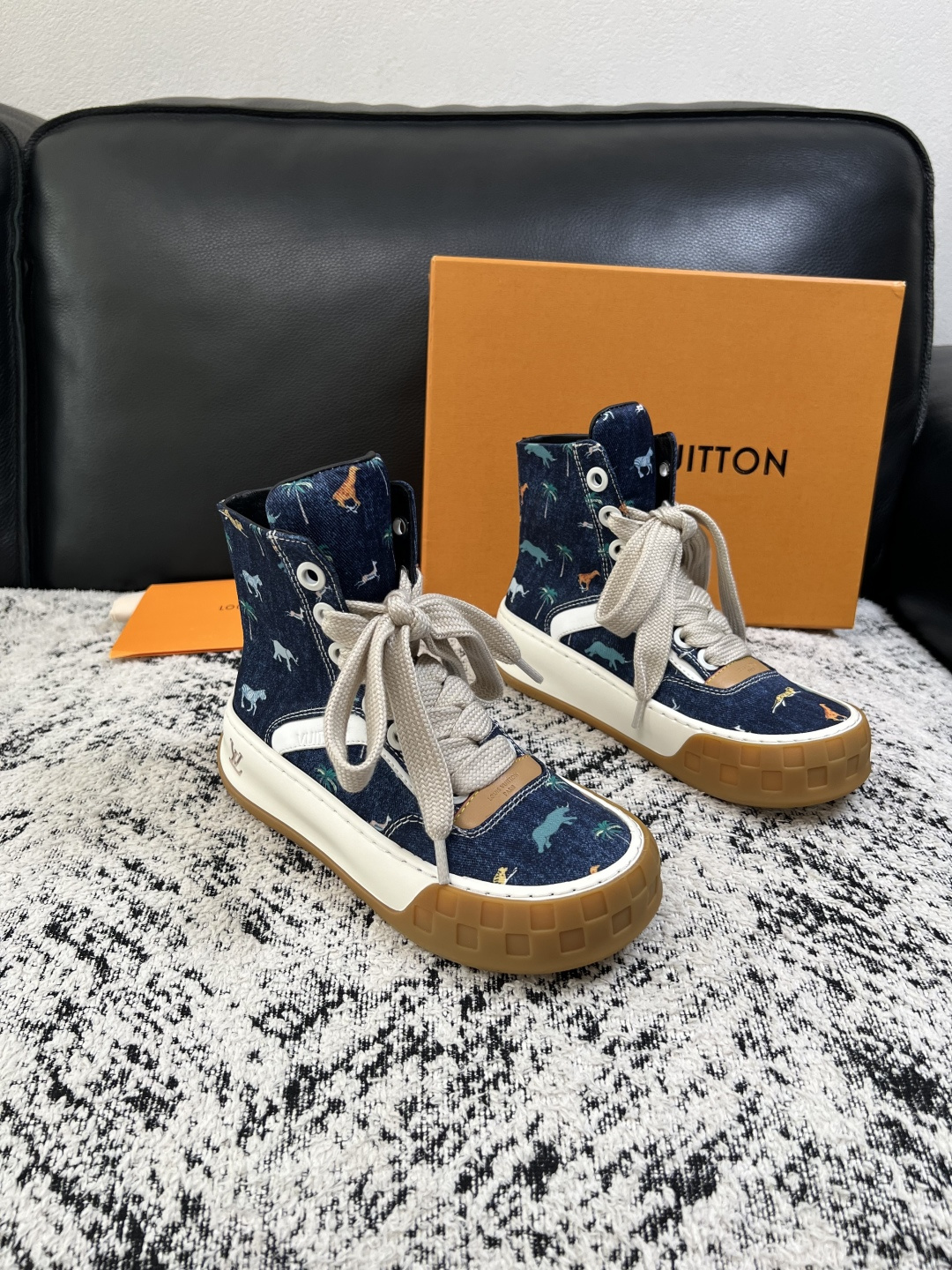 Lv  高品质  顶级工艺品  路易威登，运动板鞋专柜同步，鞋面意大利进口，高品质拼接缤纷色彩复杂工艺品，进口网布里垫柔