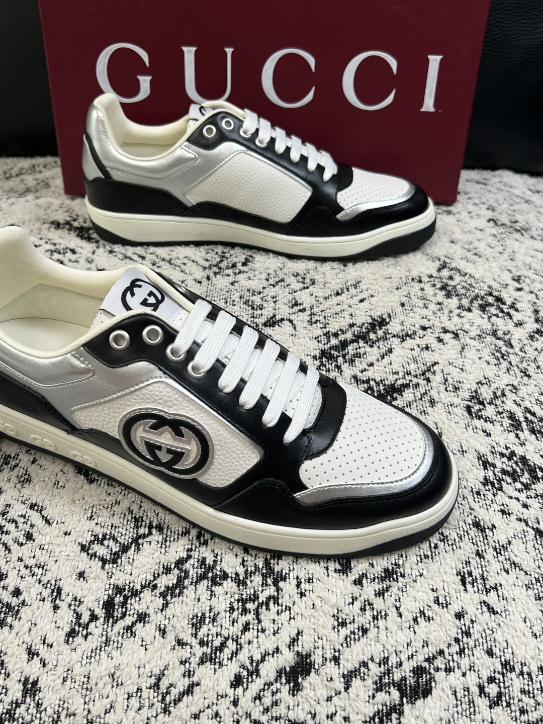 Gucci  高品质  顶级工艺品  古奇专柜新款，原厂配置意大利进口牛皮面料，进口牛皮内里垫，透气舒适，鞋底：原厂特供