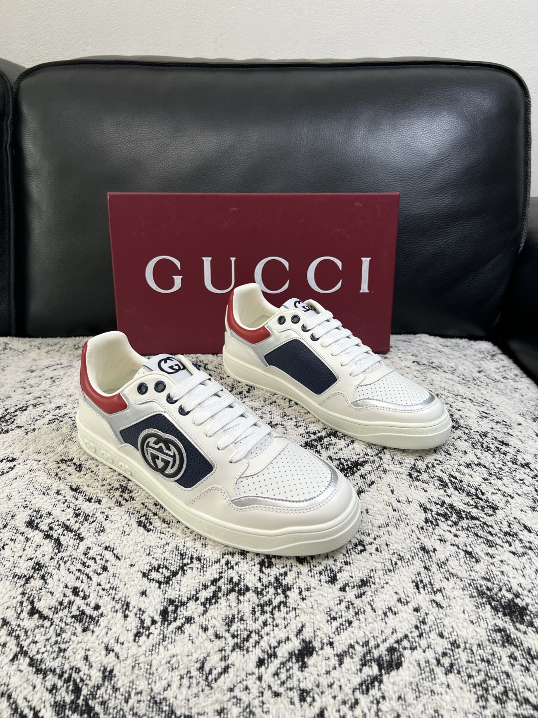 Gucci  高品质  顶级工艺品  古奇专柜新款，原厂配置意大利进口牛皮面料，进口牛皮内里垫，透气舒适，鞋底：原厂特供