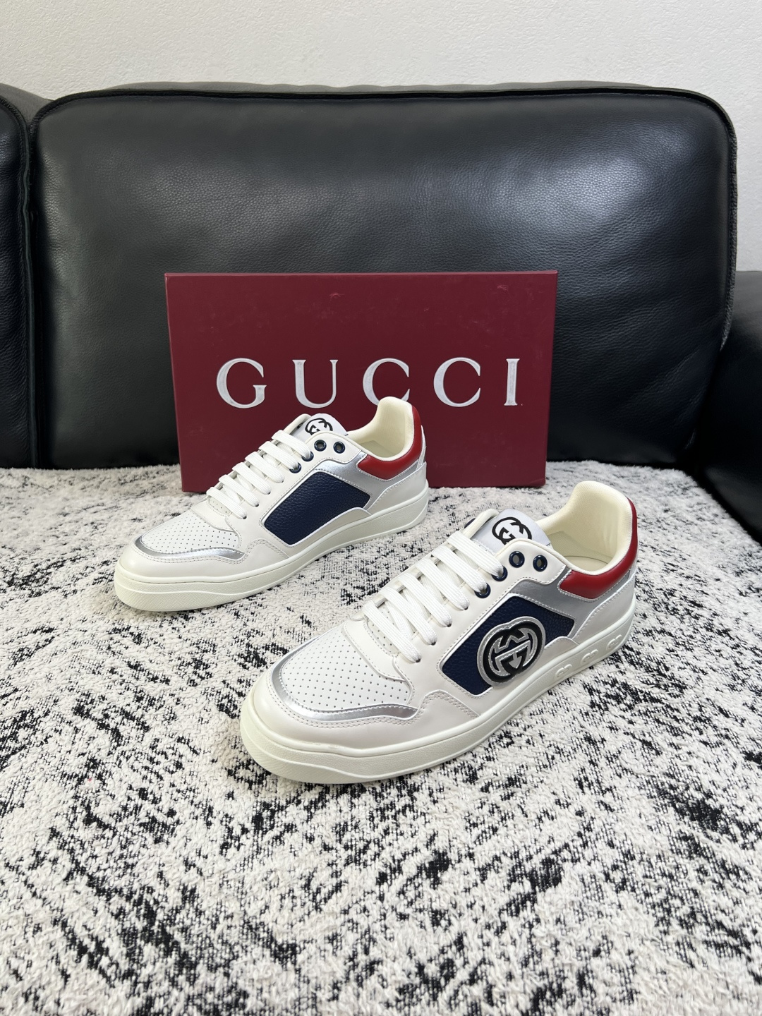 Gucci  高品质  顶级工艺品  古奇专柜新款，原厂配置意大利进口牛皮面料，进口牛皮内里垫，透气舒适，鞋底：原厂特供