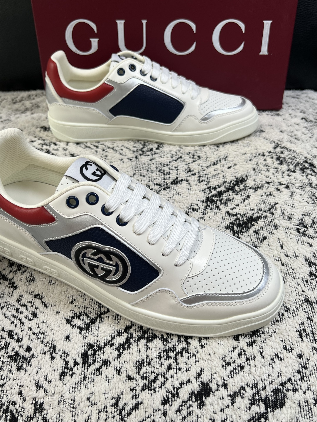 Gucci  高品质  顶级工艺品  古奇专柜新款，原厂配置意大利进口牛皮面料，进口牛皮内里垫，透气舒适，鞋底：原厂特供