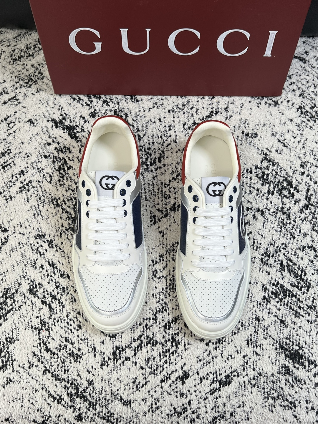 Gucci  高品质  顶级工艺品  古奇专柜新款，原厂配置意大利进口牛皮面料，进口牛皮内里垫，透气舒适，鞋底：原厂特供