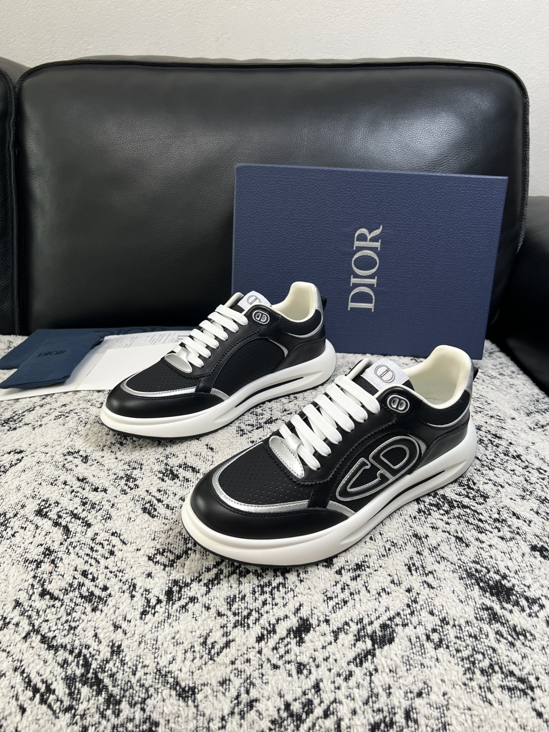 Dior  高品质  顶级工艺品 迪奥  专柜同步 原厂配置，意大利进口原版牛皮面料，透气舒适进口水染牛里垫，鞋底：原厂