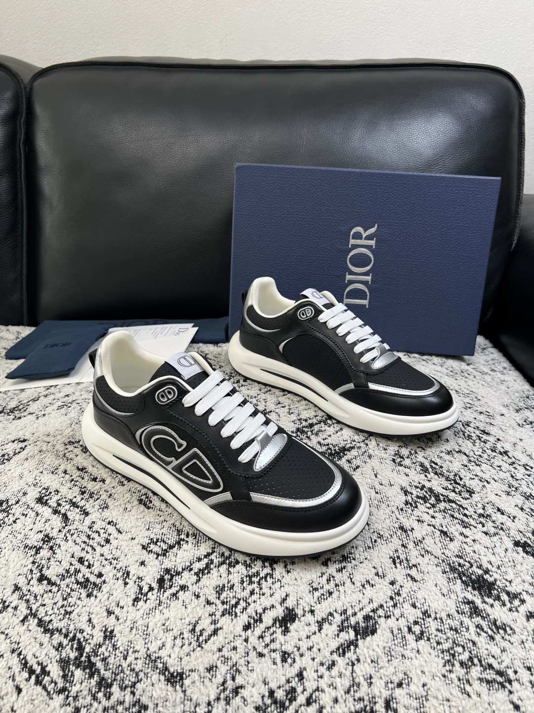 Dior  高品质  顶级工艺品 迪奥  专柜同步 原厂配置，意大利进口原版牛皮面料，透气舒适进口水染牛里垫，鞋底：原厂