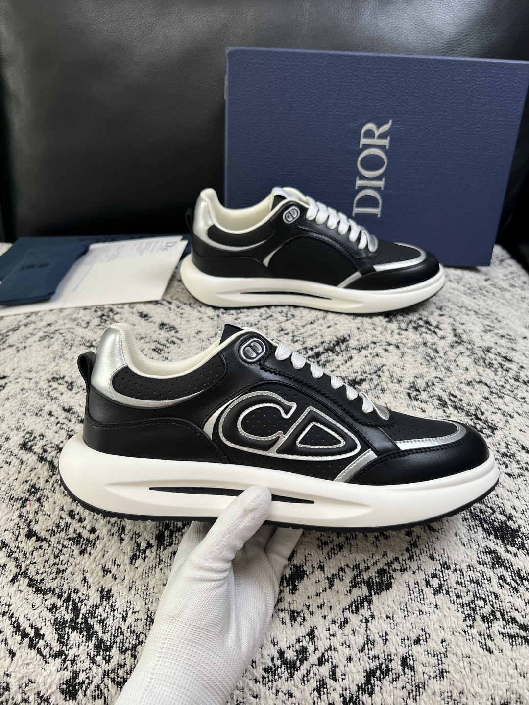 Dior  高品质  顶级工艺品 迪奥  专柜同步 原厂配置，意大利进口原版牛皮面料，透气舒适进口水染牛里垫，鞋底：原厂