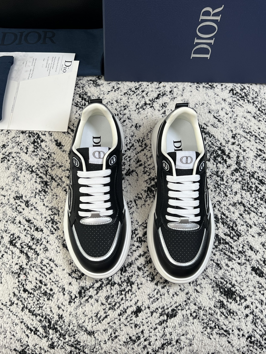 Dior  高品质  顶级工艺品 迪奥  专柜同步 原厂配置，意大利进口原版牛皮面料，透气舒适进口水染牛里垫，鞋底：原厂