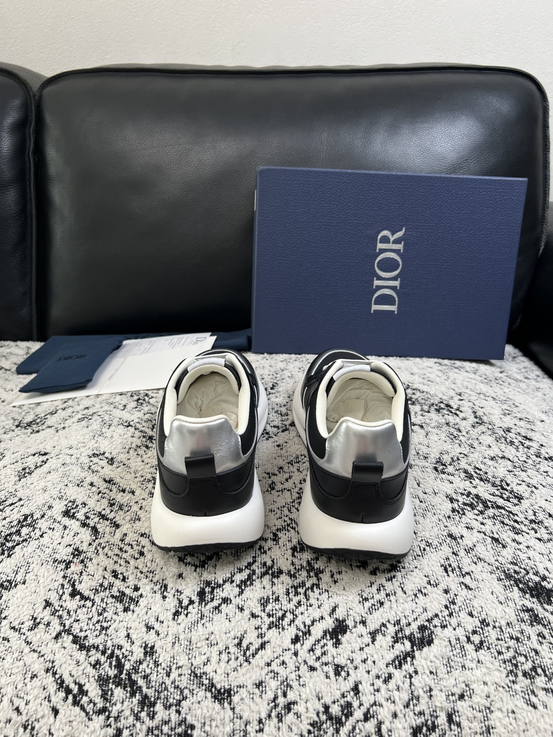 Dior  高品质  顶级工艺品 迪奥  专柜同步 原厂配置，意大利进口原版牛皮面料，透气舒适进口水染牛里垫，鞋底：原厂